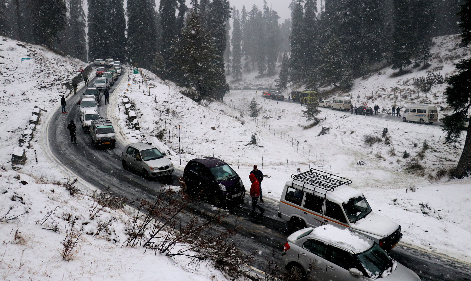 Only 4×4 vehicles, those with anti-skid chains to be allowed towards  Gulmarg - Greater Kashmir