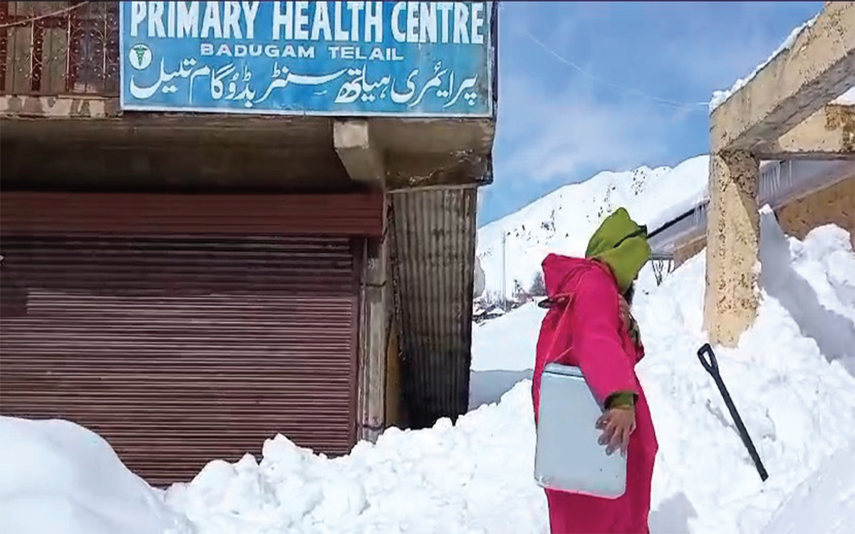 Well being workers braves heavy snowfall to immunise kids towards polio in Gurez Valley